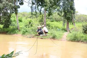 Không xây cầu thay cáp treo tự chế ở suối Đôi