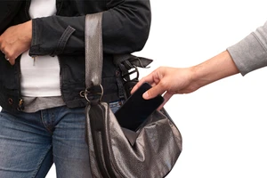 Bắt khẩn cấp trộm 19 tuổi chôm 21 điện thoại