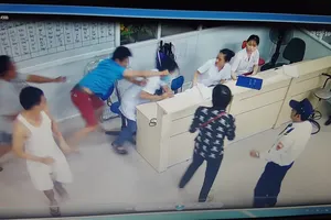 Vừa được khám bệnh xong, bệnh nhân lao vào đánh bác sĩ