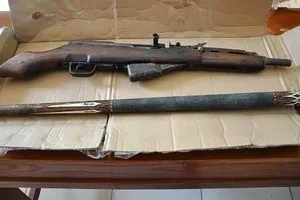 Phát hiện súng CKC trên xe vi phạm giao thông