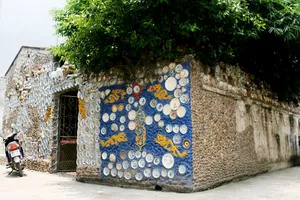 Ngôi nhà độc đáo khoác trên mình hơn một vạn chiếc đĩa cổ