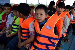 Học sinh ba huyện TP.HCM được tặng áo phao qua sông
