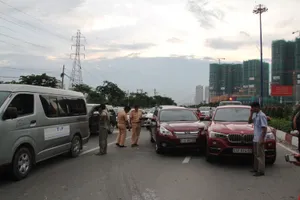 3 'xế hộp' hạng sang bị xe ben húc móp trên xa lộ Hà Nội