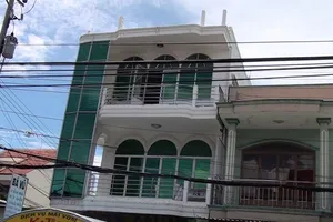 Điện giật hai cha con rơi từ tầng ba xuống đất