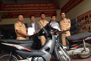 Xe máy mất tích sau 5 năm được trao về chủ cũ