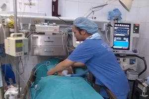 Vào tận bệnh viện đâm hai nhát vào người đang nằm cấp cứu