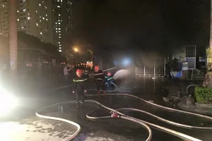 Hàng trăm xe bị thiêu rụi trong vụ cháy chung cư Xa La