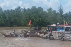 Chìm sà lan, một người mất tích