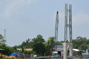Cầu dây văng ‘khủng’ nhất Long An đang xây bị sụp mố