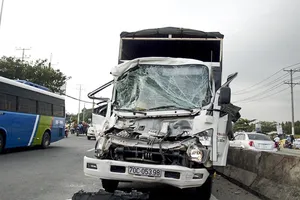 Tài xế mắc kẹt trong ca bin bẹp dúm sau cú tông xe tải