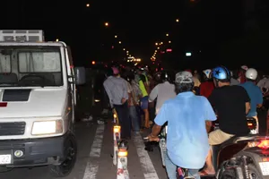 Taxi vượt đèn đỏ tông người bất tỉnh