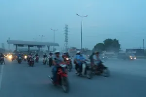 Bụi mù bất thường trên xa lộ Hà Nội