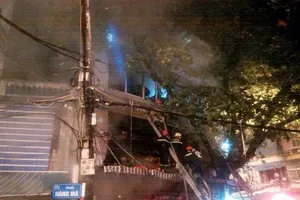 Cháy lớn cửa hàng bán đồ lưu niệm trong phố cổ Hà Nội