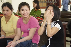 Nữ ‘trùm’ ma túy cười tươi khi bị tuyên án