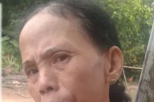 Khởi tố nghịch tử uy hiếp mẹ nuôi bằng dao để đòi tiền