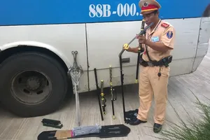 Bắt xe khách chở nhiều hàng và vũ khí không rõ nguồn gốc