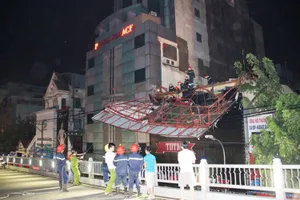 Bảng hiệu 'khủng' đổ sập sau mưa, hàng trăm cảnh sát ứng cứu trong đêm