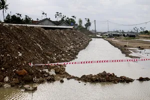 Rớt xuống hố công trình, ba học sinh tử vong