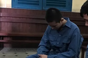 Đưa bạn gái nhí đi nhà nghỉ, bị phụ huynh bắt gặp