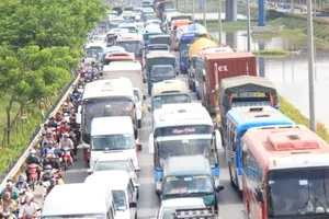 Xe tải trên 5 tấn có thể sẽ ‘dồn’ vào cao tốc Trung Lương