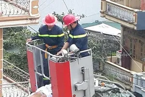 Thanh niên ngáo đá khỏa thân nhảy từ mái nhà nghỉ xuống