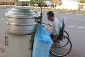 Chuyện người đàn ông trẻ một mình đẩy xe lăn đi tìm vợ già