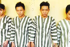 Xông vào tiệm Internet chém ba người bị thương nặng