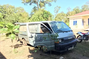 Bị phát hiện chở gỗ lậu, lâm tặc đập vỡ kính ô tô