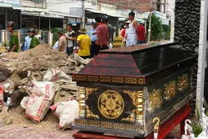 Biểu dương lực lượng… trước luật