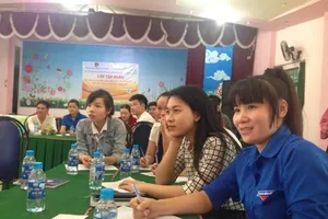 Khó đăng kí tạm trú dài hạn, công nhân gửi con về quê học