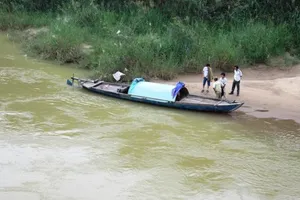 Cô gái trẻ thuê xe về quê để tự tử