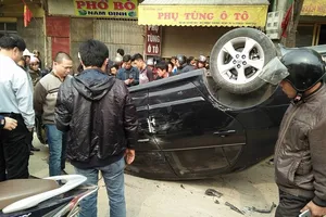 Va chạm với xe máy, ô tô lật ngửa giữa đường