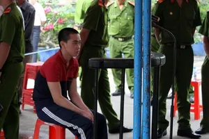 Mâu thuẫn trên bàn nhậu, dùng kéo đâm chết người