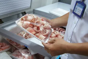 Cả tấn thịt không nguồn gốc đóng gói đẹp mắt chuẩn bị vào quán