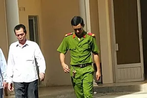 Xin giảm án để được về nhà… chết