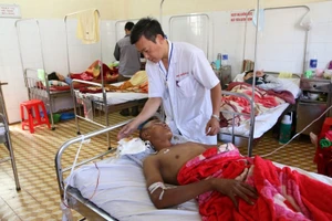 Vô tình làm bạn trúng đạn, thiếu niên tự bắn mình chuộc lỗi