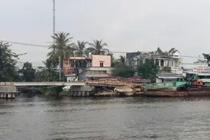 Thị trấn bị 'cô lập' vì làm cầu, đường cấp tập