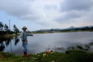 Bé gái rơi xuống hố khai thác quặng tử vong