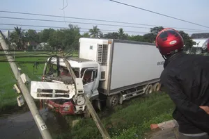 Va chạm, xe tải lao xuống ruộng tông đổ hai cột điện