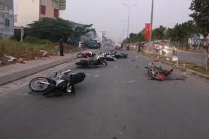 ‘Quái xế’ gặp CSGT quăng xe bỏ trốn