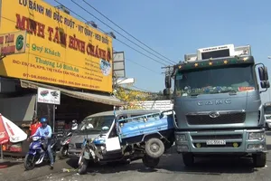 Hàng chục người dân nâng xe ba gác, giải cứu người phụ nữ 