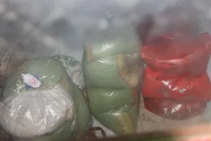 Người dân cấp cứu sau khi ăn gạo trong gói quà tết