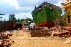 Công nhân bị sà lan sắp hạ thủy đè tử vong