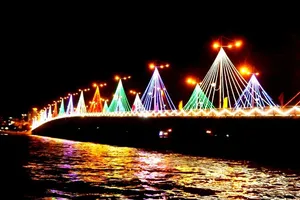 Phố biển rộn ràng ‘trang điểm’ đón xuân