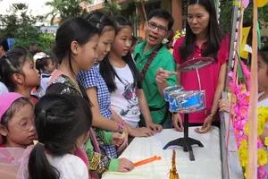 Thầy trò sẻ chia, cùng nhau vui tết