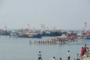 Lễ hội đua thuyền đầu năm trên biển 