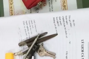 Nợ tiền, con bạc rủ nhau đi bẻ khóa