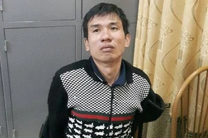 Ngang nhiên móc túi, trộm tiền trên xe khách 