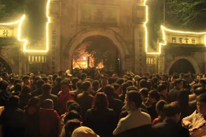 Dân ùn ùn cướp lộc sau giờ khai ấn đền Trần