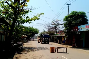 Dân mang thùng bia, bàn ghế chặn xe chở đất gây bụi